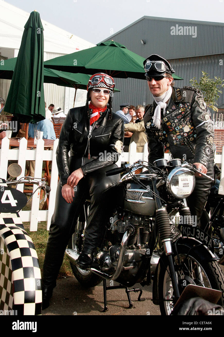 Motorcylce Fahrer in Leder-Outfits beim Goodwood Revival. Stockfoto