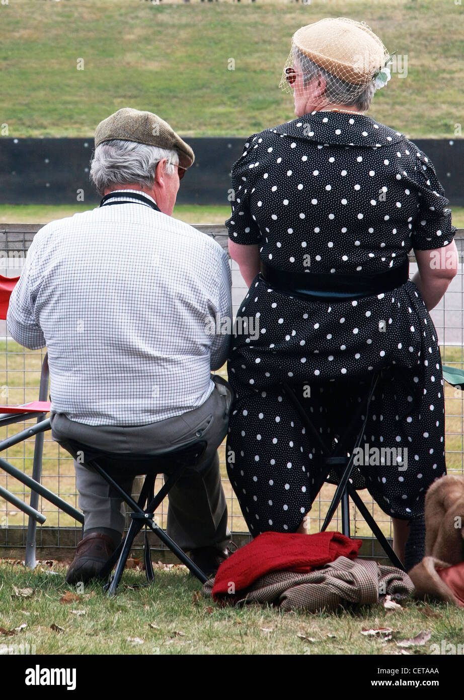 Zuschauer an der Rennstrecke beim Goodwood Revival. Stockfoto