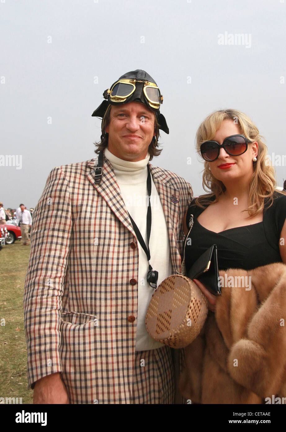 Paar in Retro-Outfit beim Goodwood Revival. Stockfoto