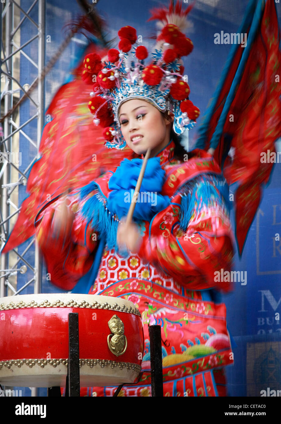 Ein asiatischer Schlagzeuger auf dem Fringe Festival in Edinburgh. Stockfoto