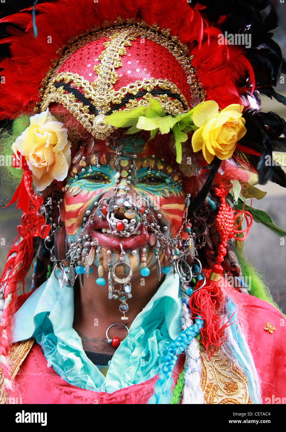 Eine stark tätowierte Frau beim Edinburgh Fringe Festival. Stockfoto