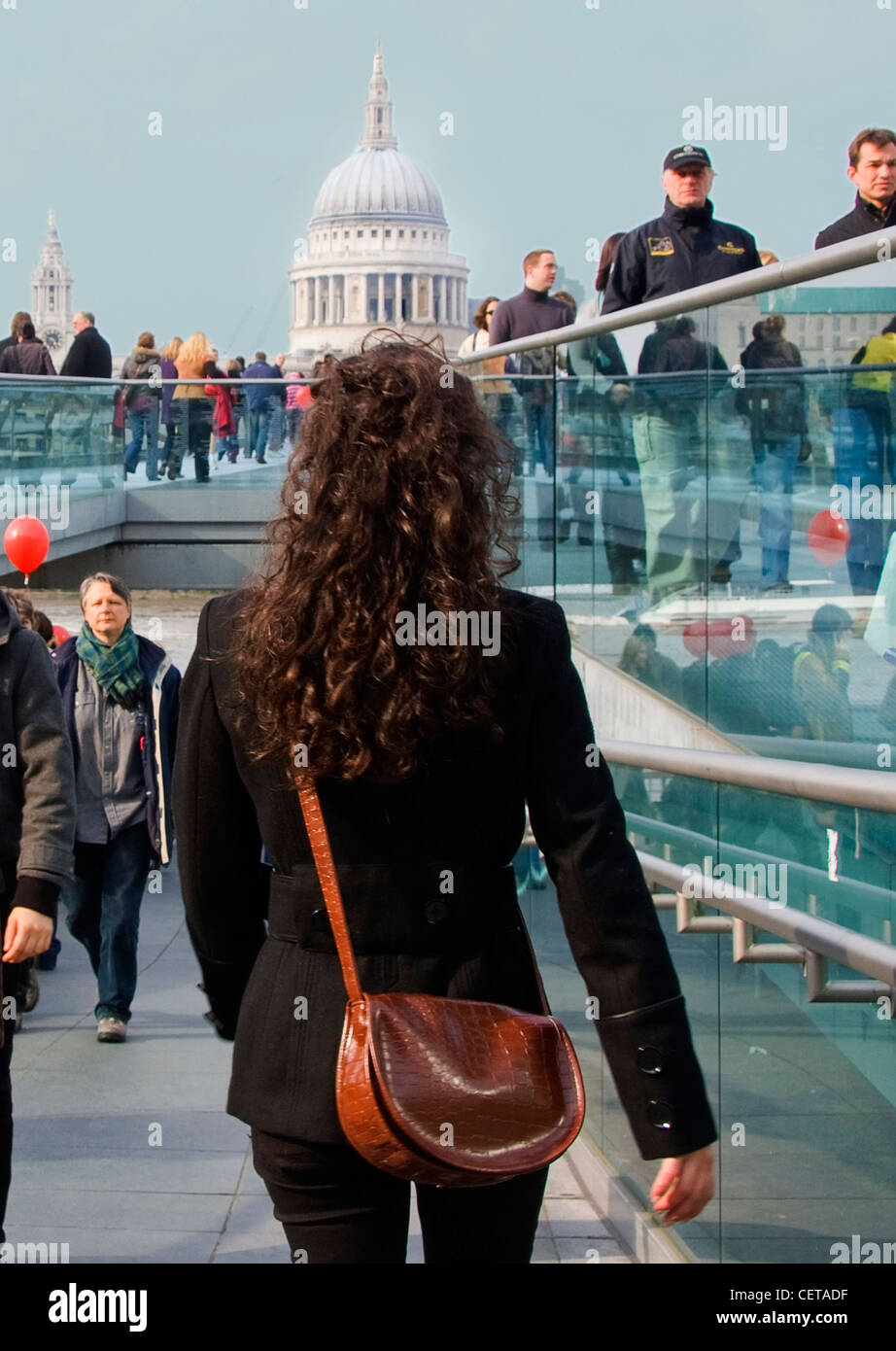 Blick auf St. Pauls Kathedrale über die Millennium Bridge. Stockfoto