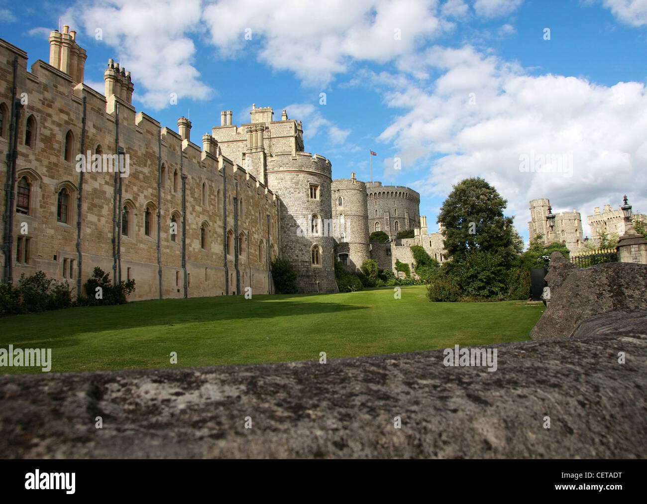 Ein Blick über eine Umfassungsmauer auf Windsor Castle. Stockfoto