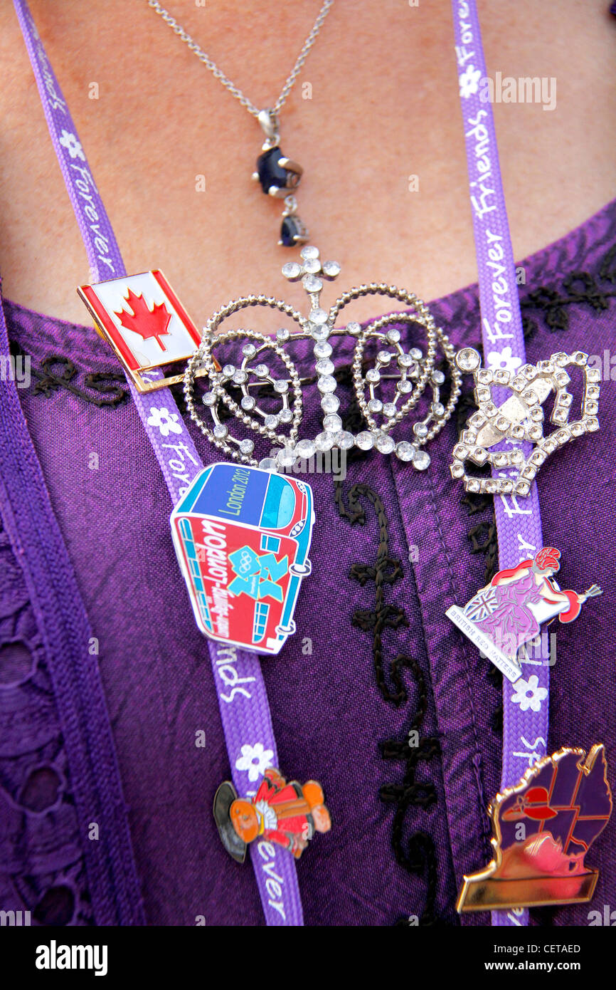 Eine Frau trägt eine Halskette mit verschiedenen Souvenir-Tourist-Abzeichen geschmückt. Stockfoto