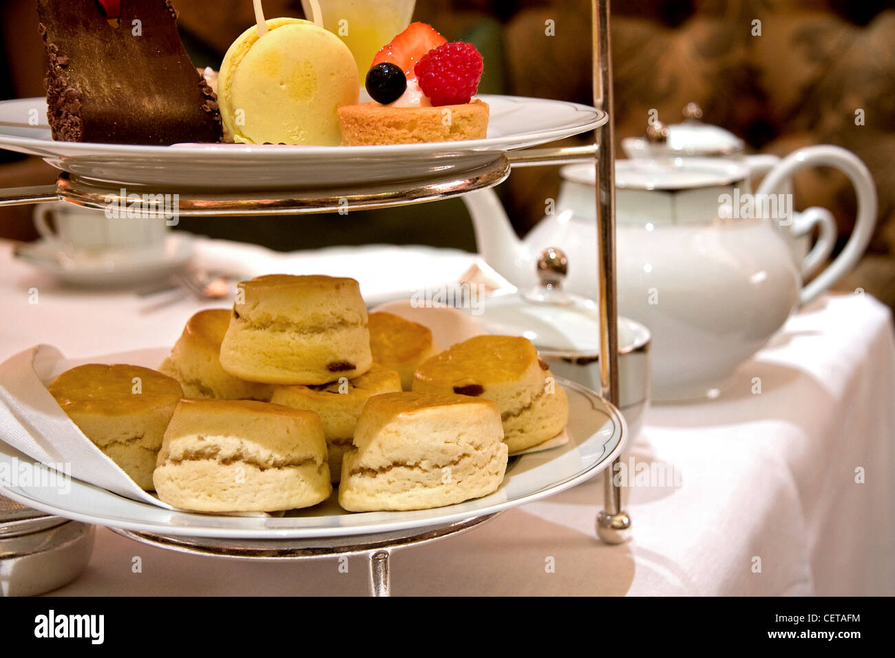 Eine Auswahl an Kuchen und Gebäck für den Nachmittagstee. Stockfoto