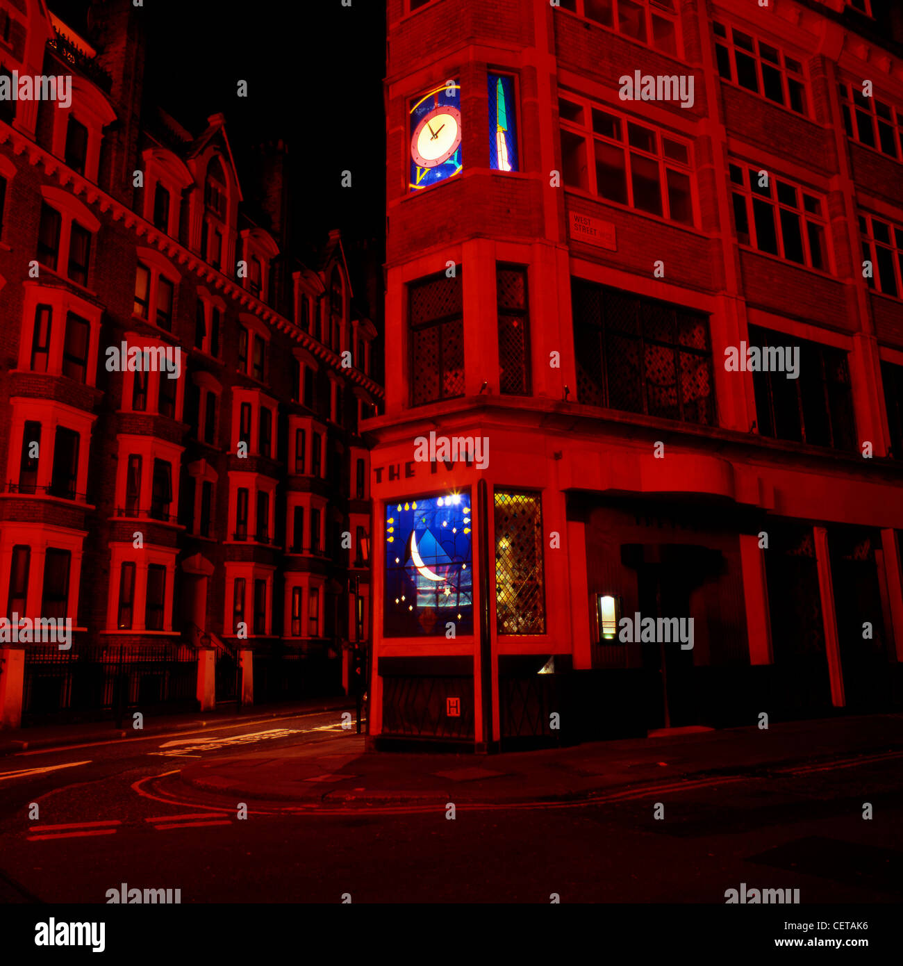 Die Efeu-Restaurant in der Nacht. Im Jahre 1917 eröffnet und noch Londons berühmtesten Restaurant mit einer sechsmonatigen Warteliste für eine Tabelle. Stockfoto