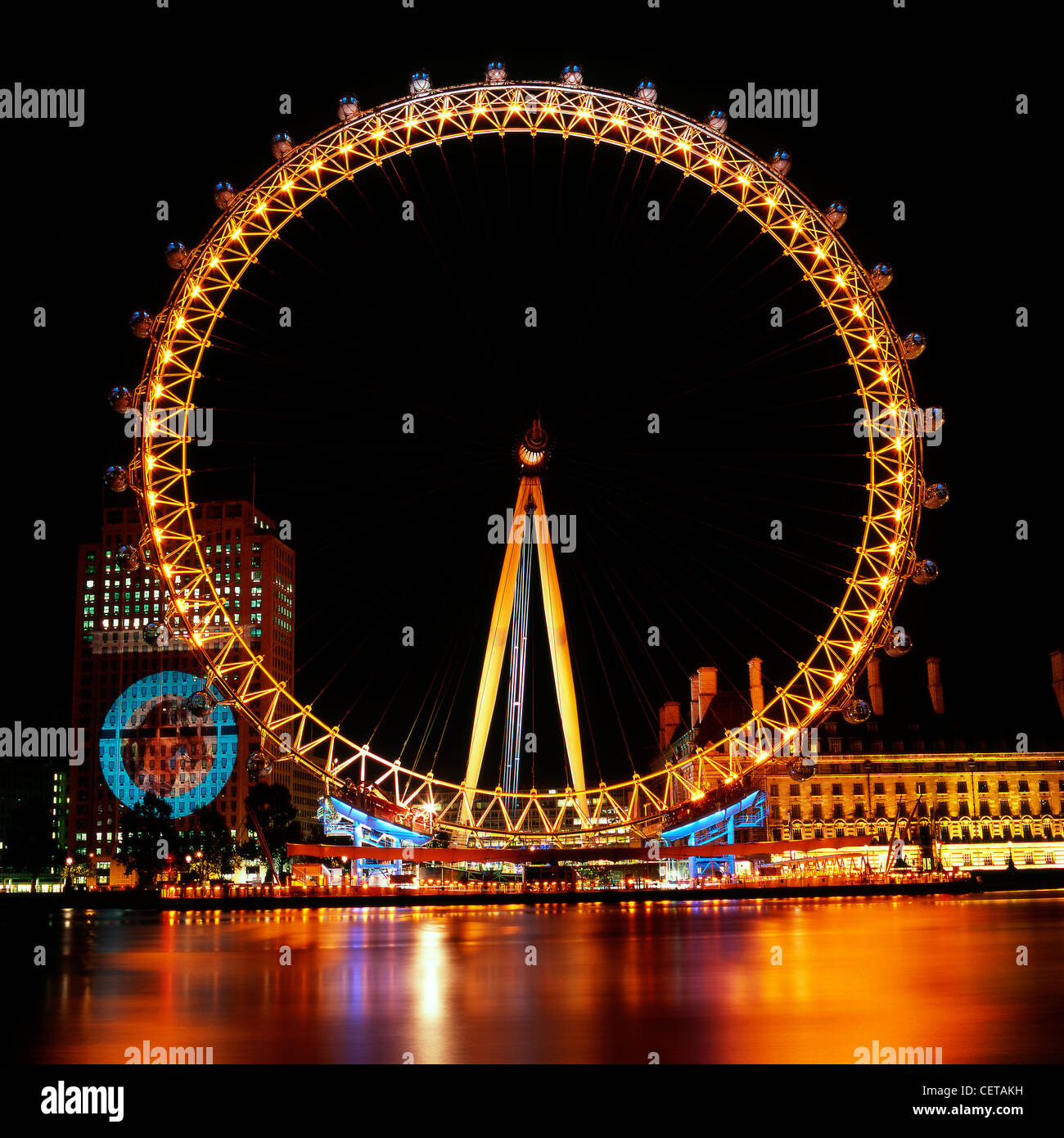 Das British Airways London Eye in der Nacht. Im Jahr 1999 eröffnet, steht es 135m hoch, so dass es das größte Riesenrad der Welt Stockfoto