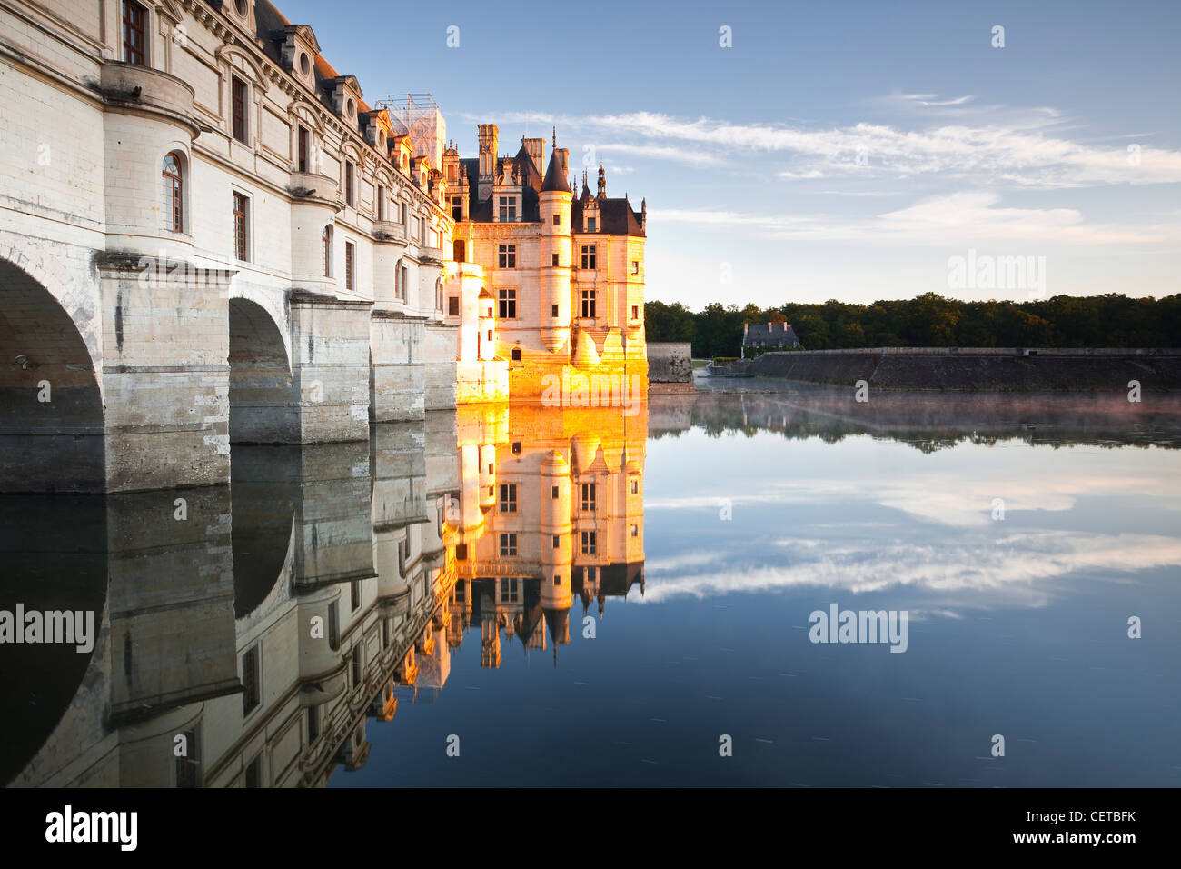 Das Schloss von Chenonceau reflektiert in den Fluss Cher bei Sonnenaufgang in Frankreich. Es ist in die UNESCO-geschützte Loire-Tal. Stockfoto