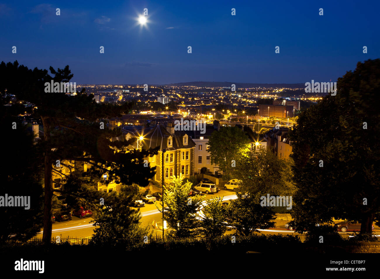 Nachtansicht von Royal York Crescent, Clifton, Bristol, Straßenlaternen und Mond Stockfoto