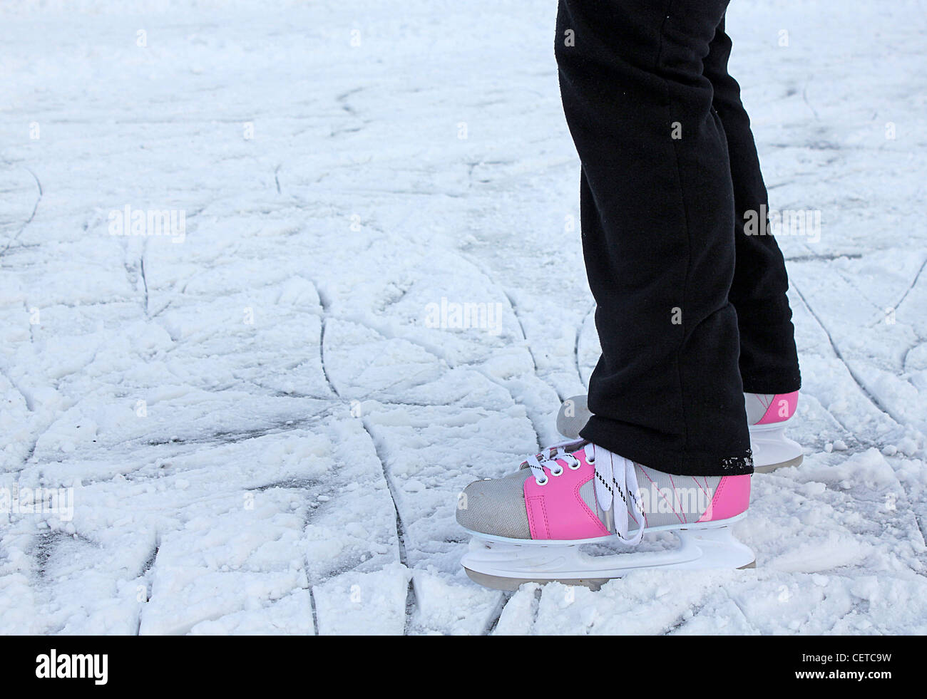 Beine ein Eis-Skater auf Winter-Eis Stockfoto
