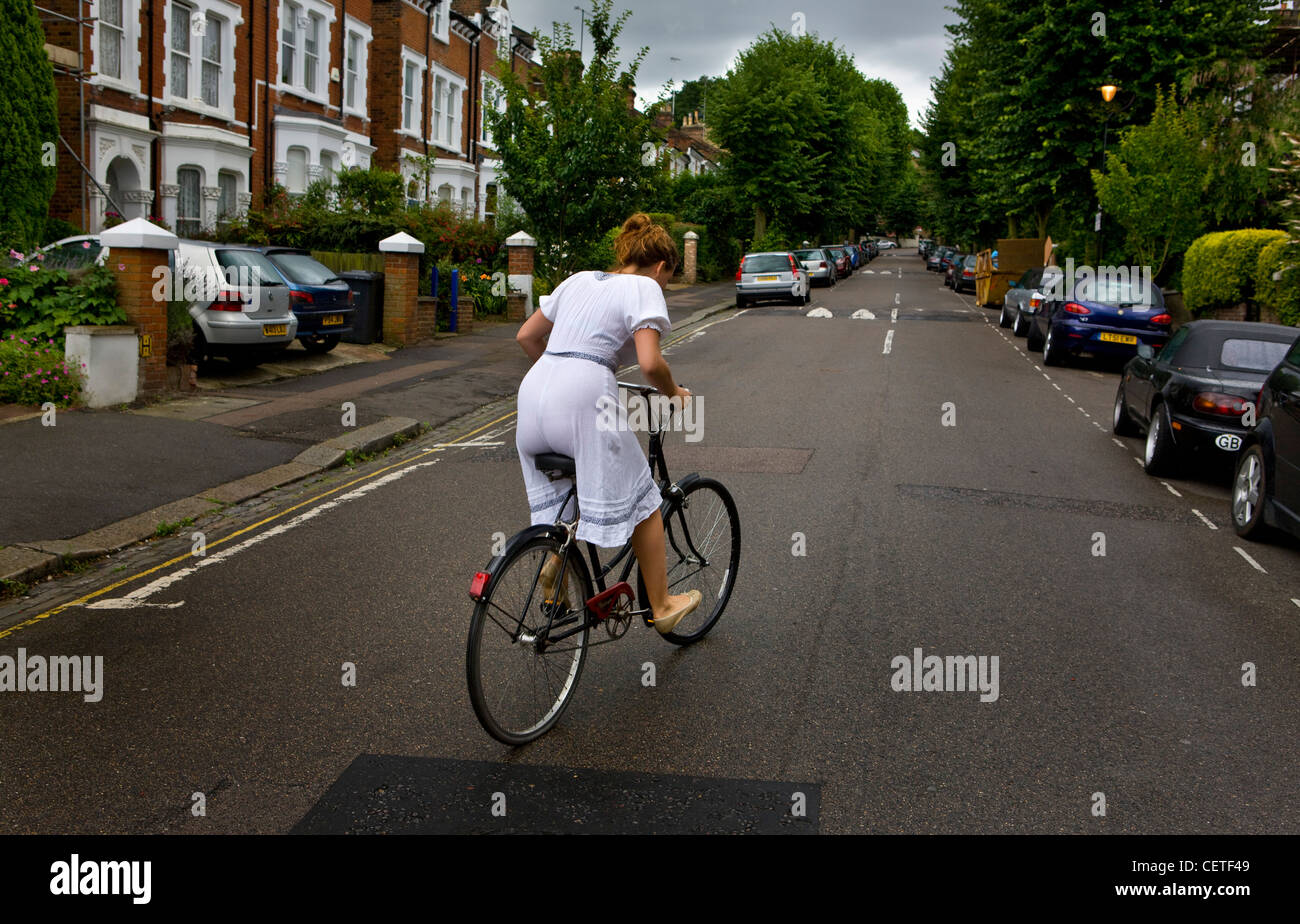 Mädchen auf Vintage Bike Radfahren auf London hill Stockfoto