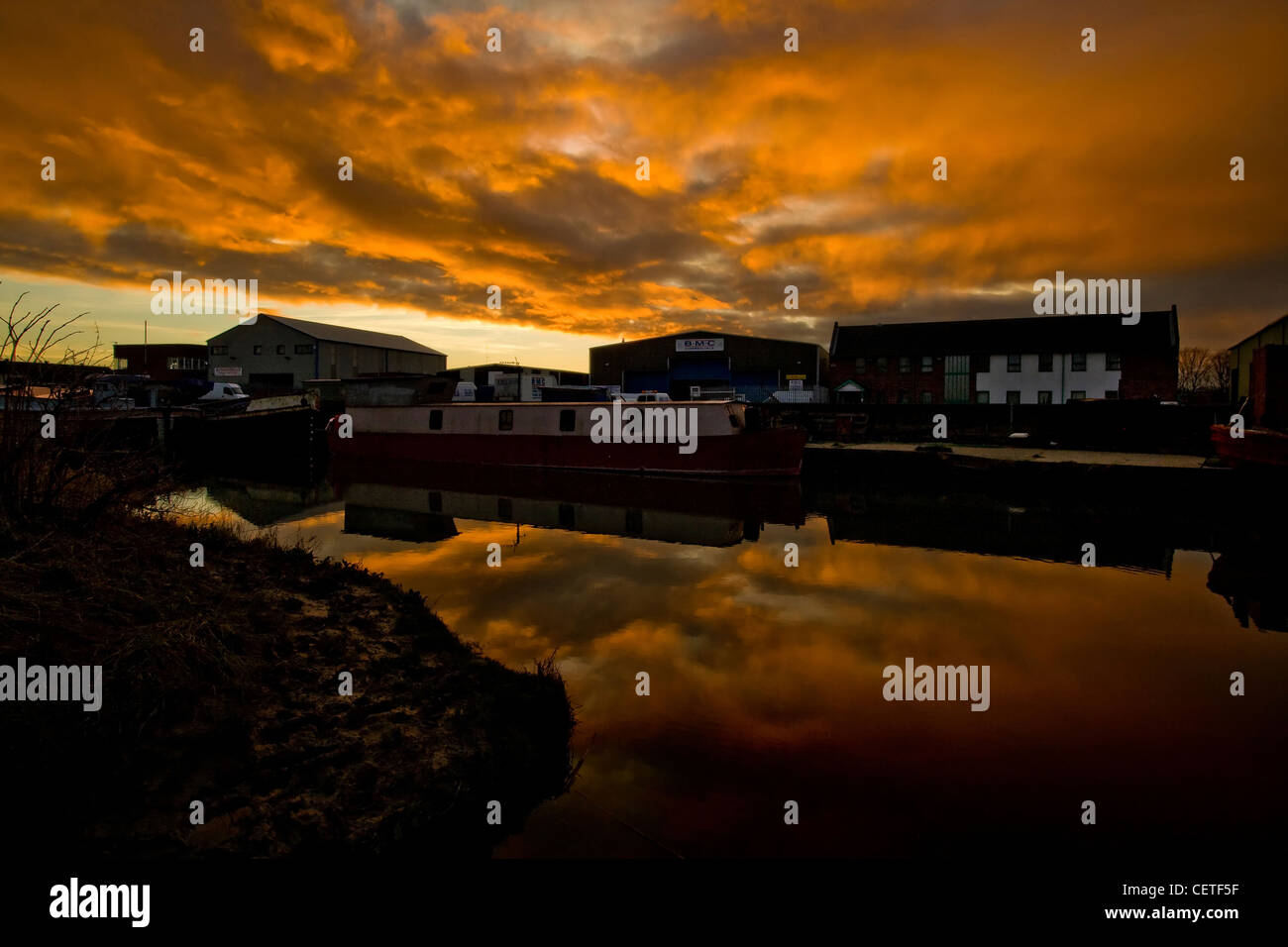 Eine industrielle Flusslandschaft in der Dämmerung in Goole. Stockfoto