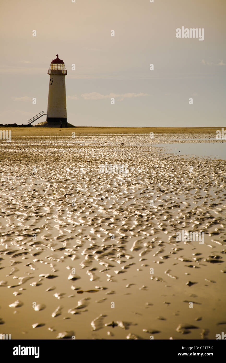 Eine Ansicht vom Strand bei Ebbe Talacre Leuchtturm. Stockfoto