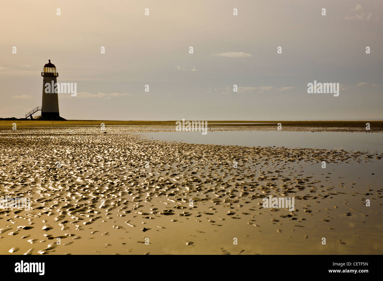 Eine Ansicht vom Strand bei Ebbe Talacre Leuchtturm. Stockfoto