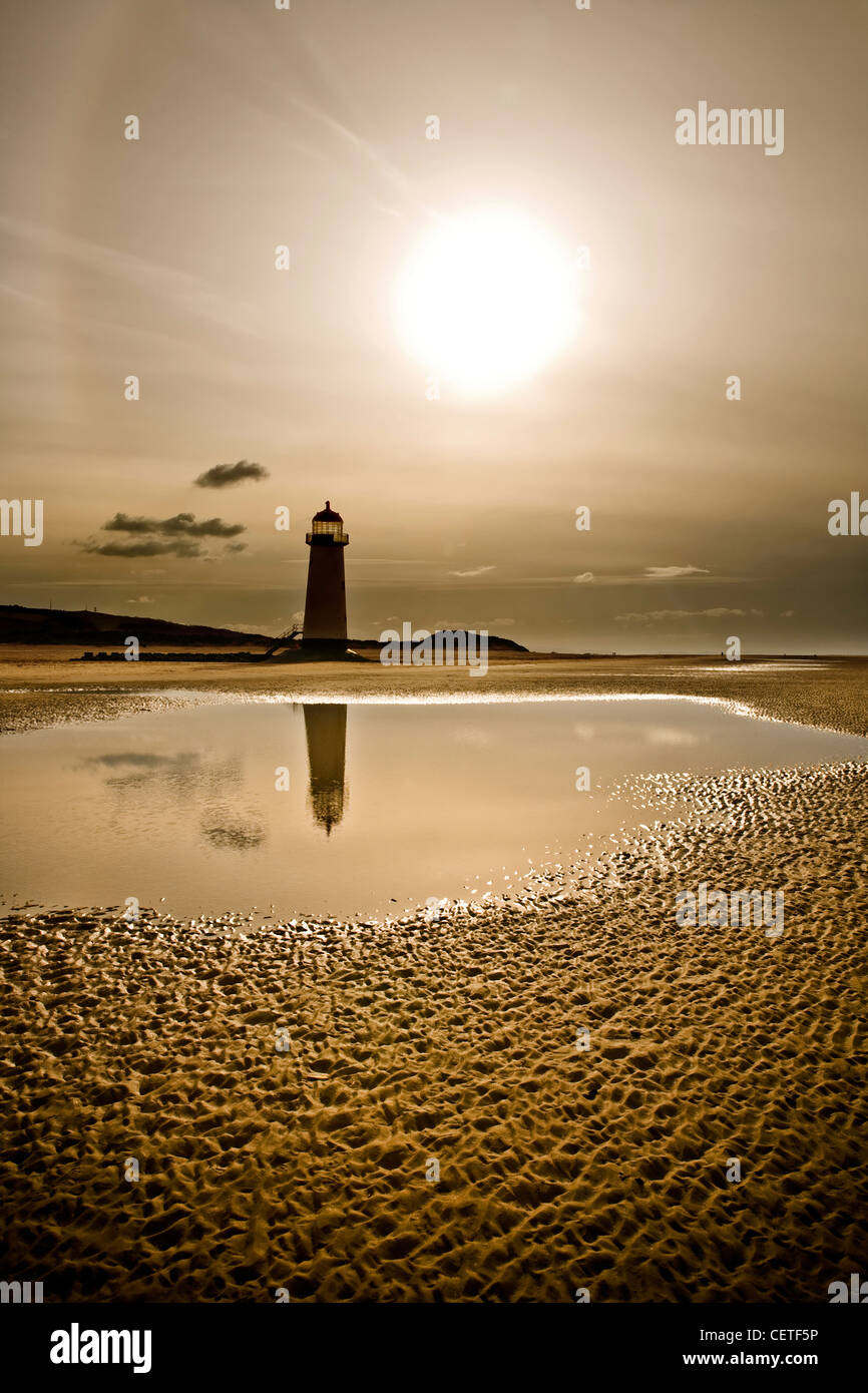 Eine Ansicht vom Strand bei Ebbe Talacre Leuchtturm. Stockfoto