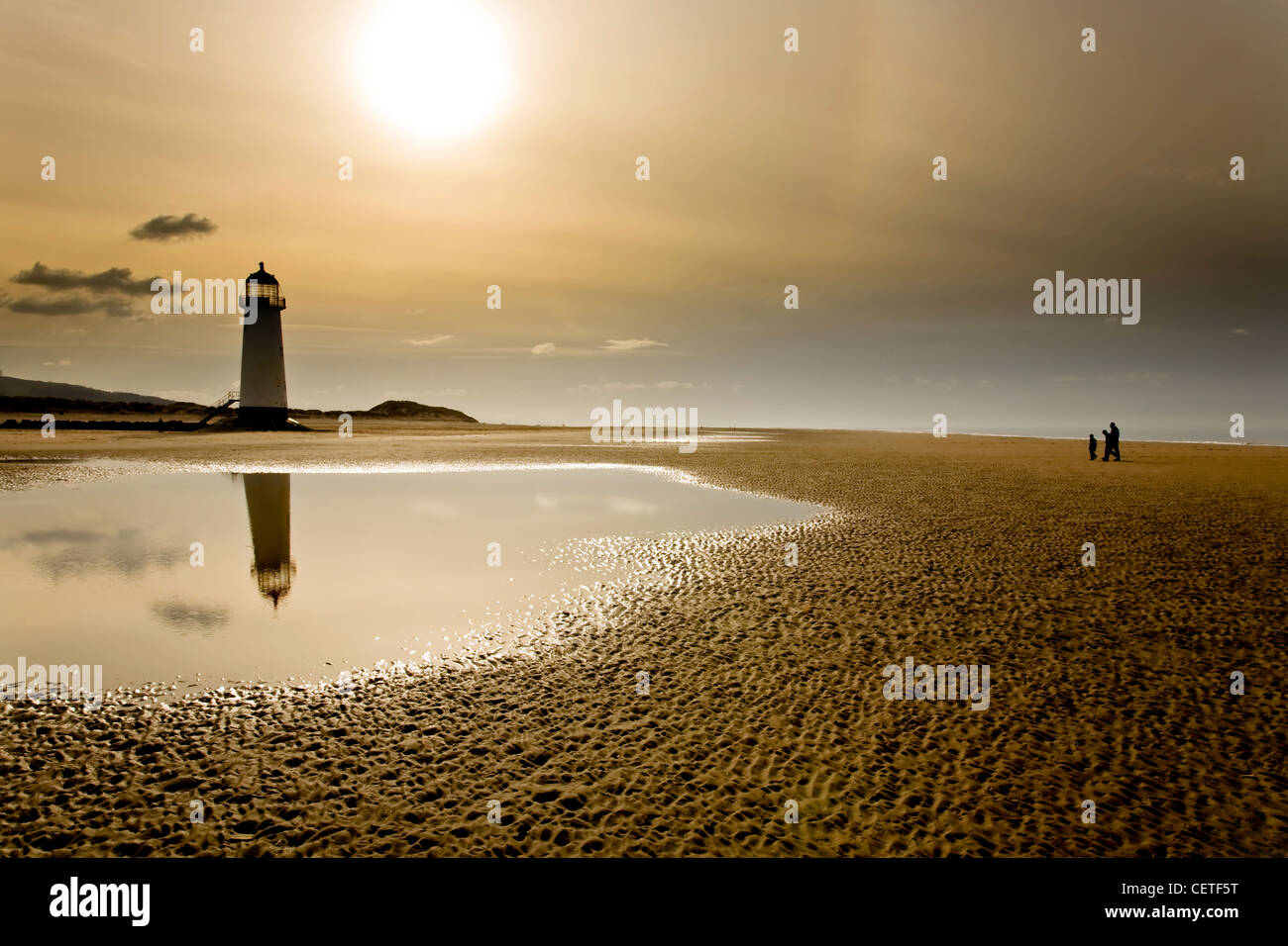 Eine Ansicht vom Strand bei Ebbe Talacre Leuchtturm. Stockfoto