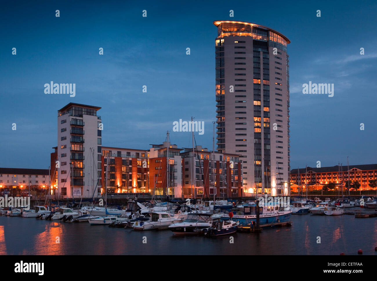 Großbritannien, Wales, Swansea, Seeviertel, Meridian Turm überragt die Marina bei Nacht Stockfoto