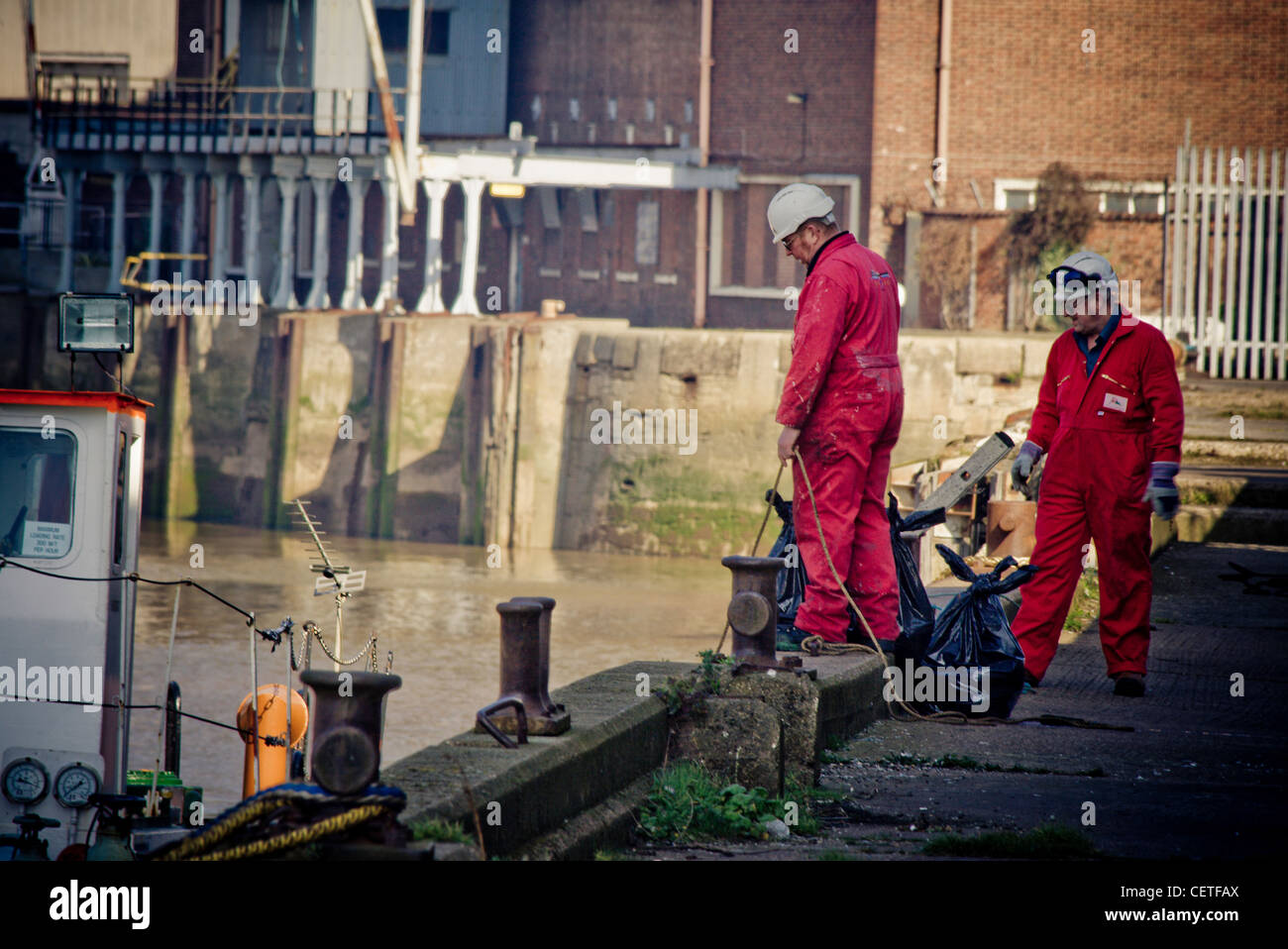 Zwei Arbeiter auf der Uferpromenade in Kingston nach Rumpf. Stockfoto