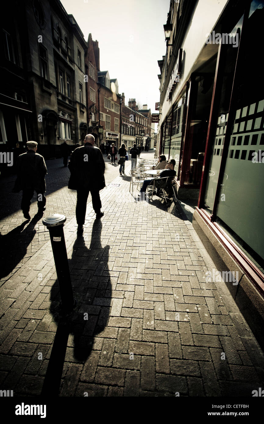 Schatten von Menschen, die zu Fuß in den Straßen des Rumpfes. Stockfoto