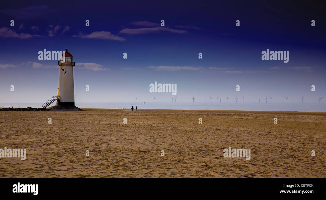 Eine Ansicht vom Strand bei Ebbe Talacre Leuchtturm. Stockfoto