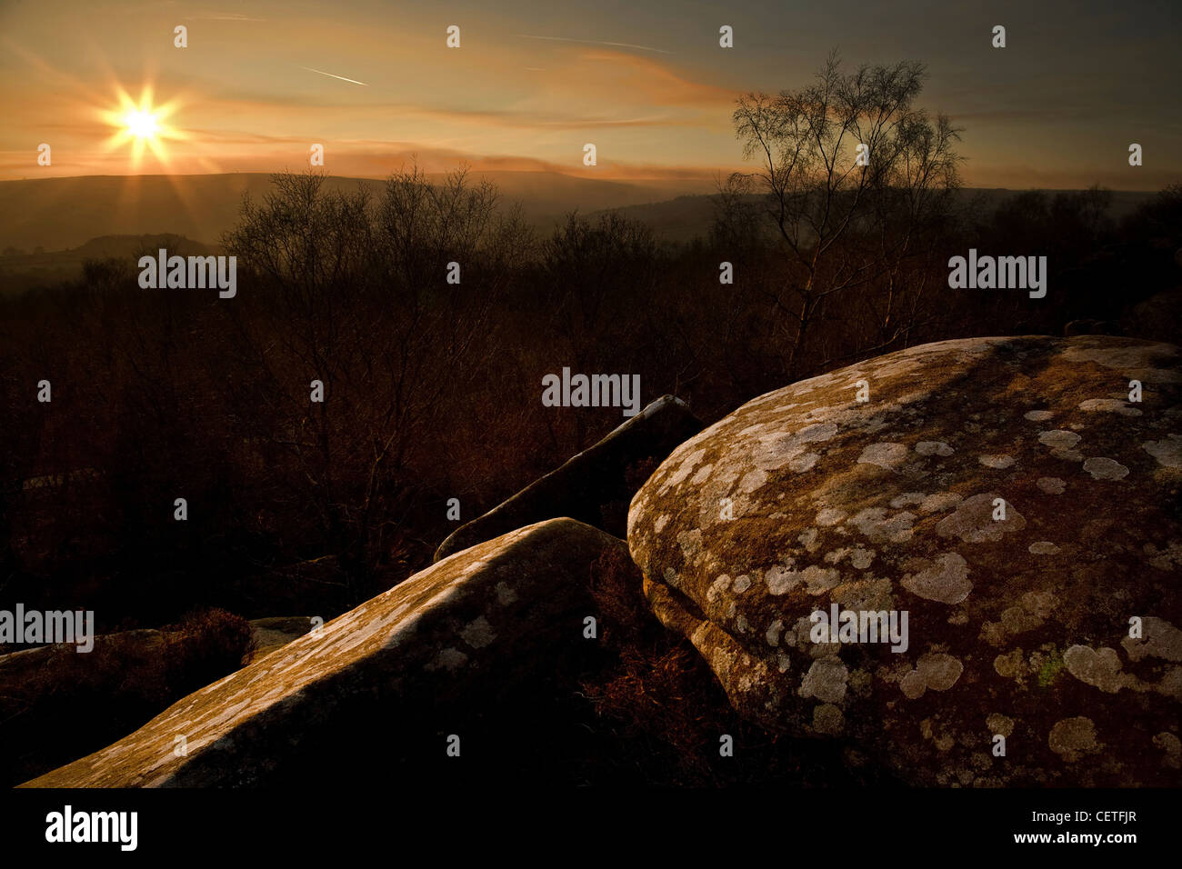 Eine untergehende Sonne scheint über den Mühlstein Korn Aufschlüssen der Brimham Rocks. Stockfoto