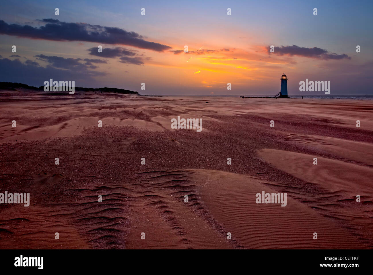 Ein Blick von einem windigen Strand Talacre Leuchtturm bei Sonnenuntergang. Stockfoto