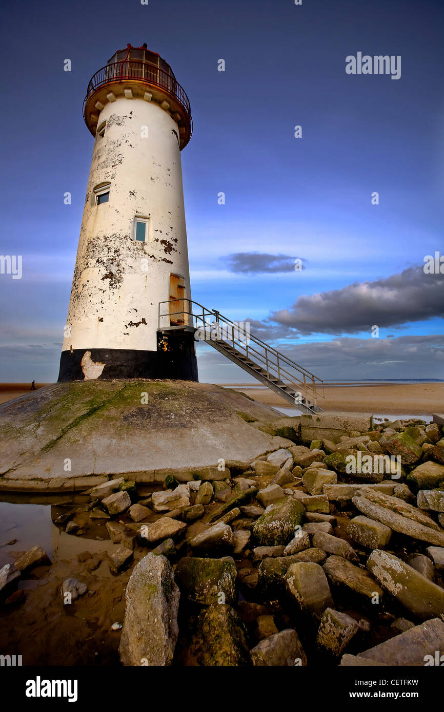 Nachschlagen zum Talacre Leuchtturm aus den Felsen unten. Stockfoto