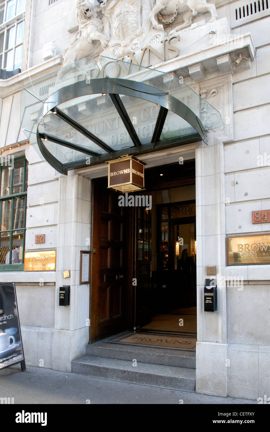 Browns Restaurant. Das Restaurant wurde von Westminster County Courts umgewandelt und enthält noch die Gerichtssäle mit Sitzbank und Stockfoto