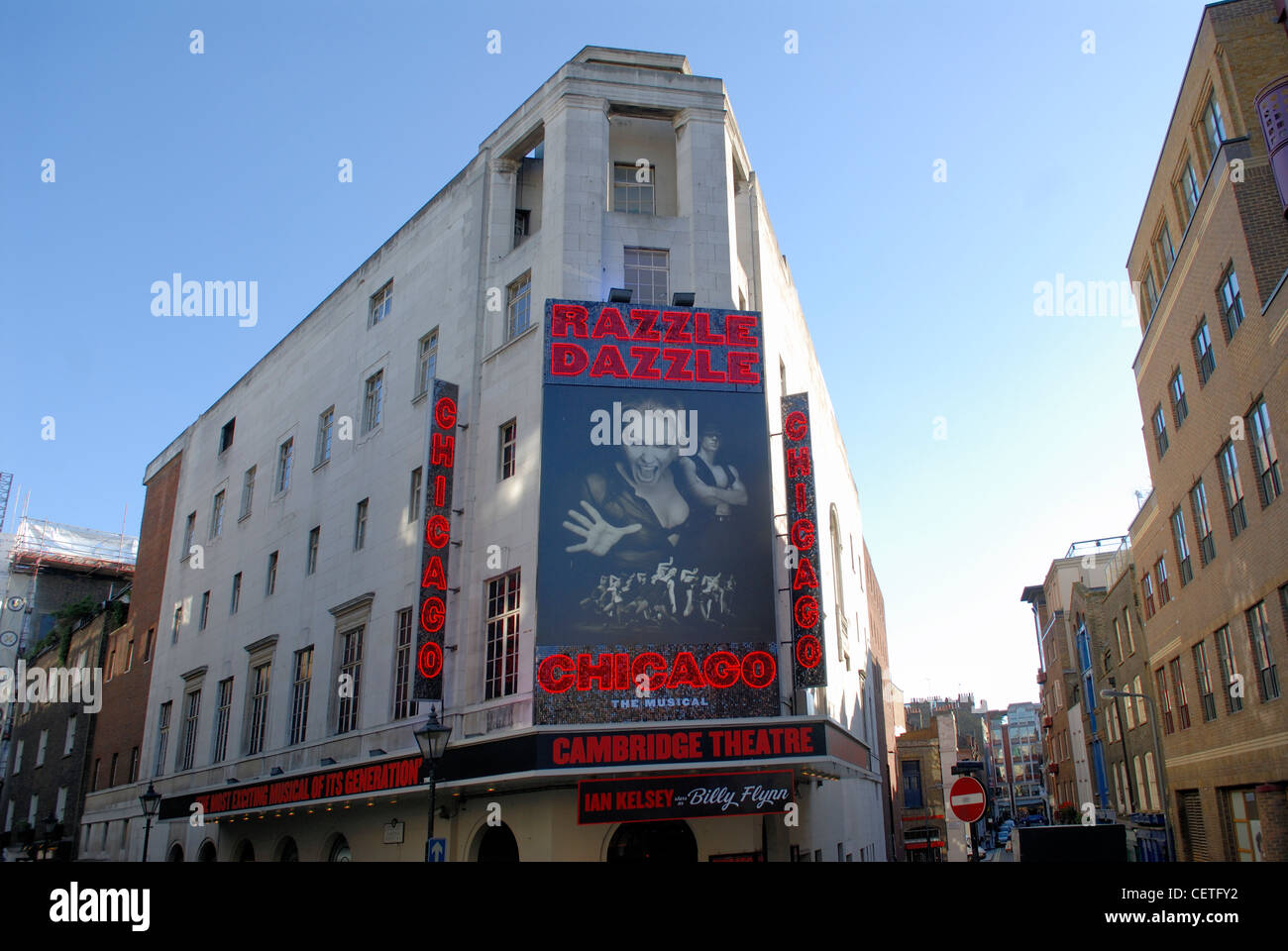 Außerhalb der Cambridge Theatre. Ein relativ modernes Theater, war es für Bertie Meyer gebaut und wurde im Jahr 1930 und renoviert Stockfoto