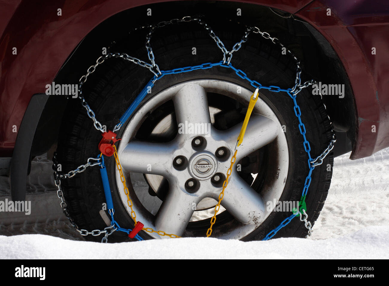 Schneeketten an den Rädern eines SUV 4wheel Drive Fahrzeug. Stockfoto