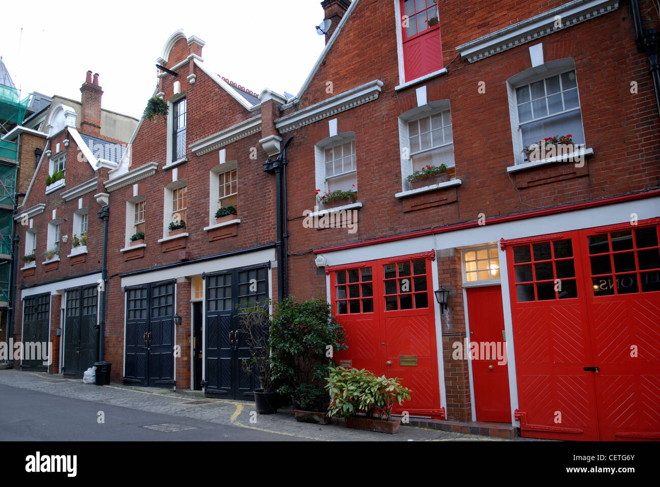 Bruton Place. Bruton Place ist eine Mews-Straße, wo Pferde im Stall waren. Stockfoto