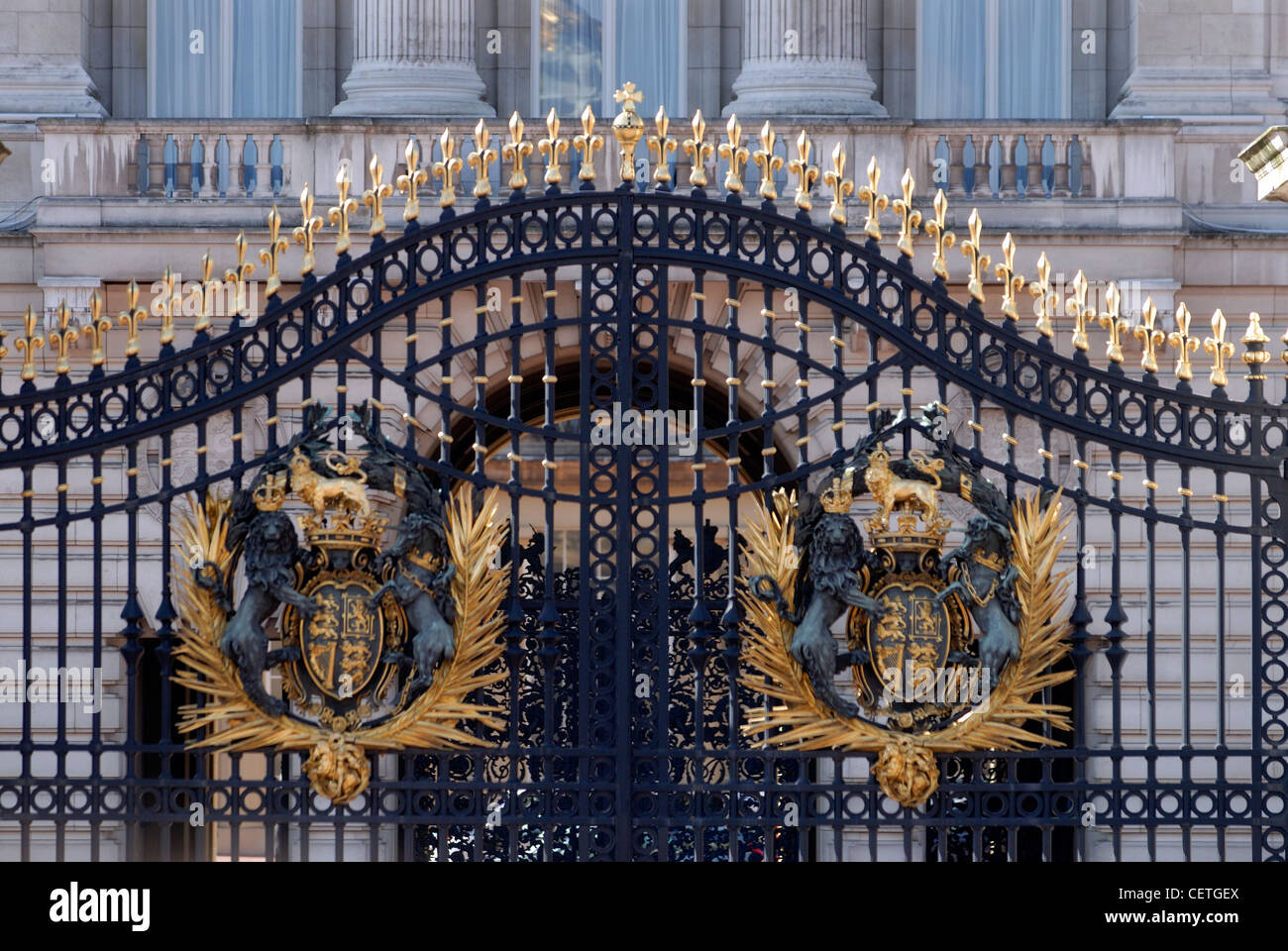 Die Tore des Buckingham Palace. Buckingham-Palast dient als Büro und Londoner Residenz von ihrer Majestät der Königin, wie wir Stockfoto