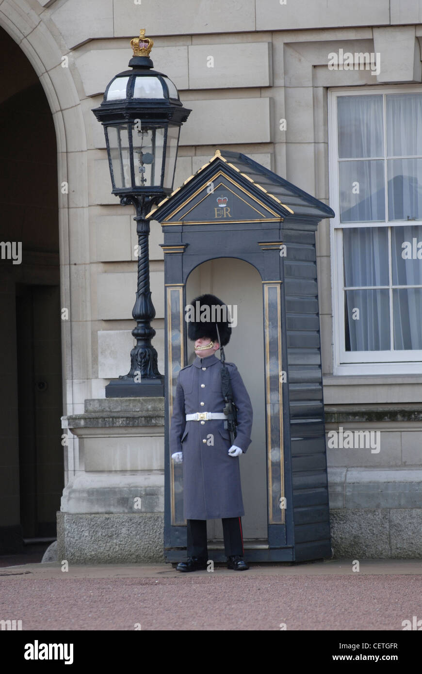 Die Wachablösung am Buckingham Palace. Die Haushalt-Truppen haben den souveränen und den königlichen Palästen seit 1660 und wh bewacht. Stockfoto