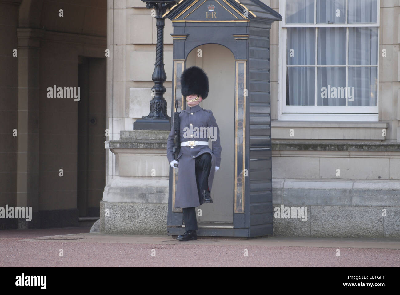 Die Wachablösung am Buckingham Palace. Die Haushalt-Truppen haben den souveränen und den königlichen Palästen seit 1660 und wh bewacht. Stockfoto