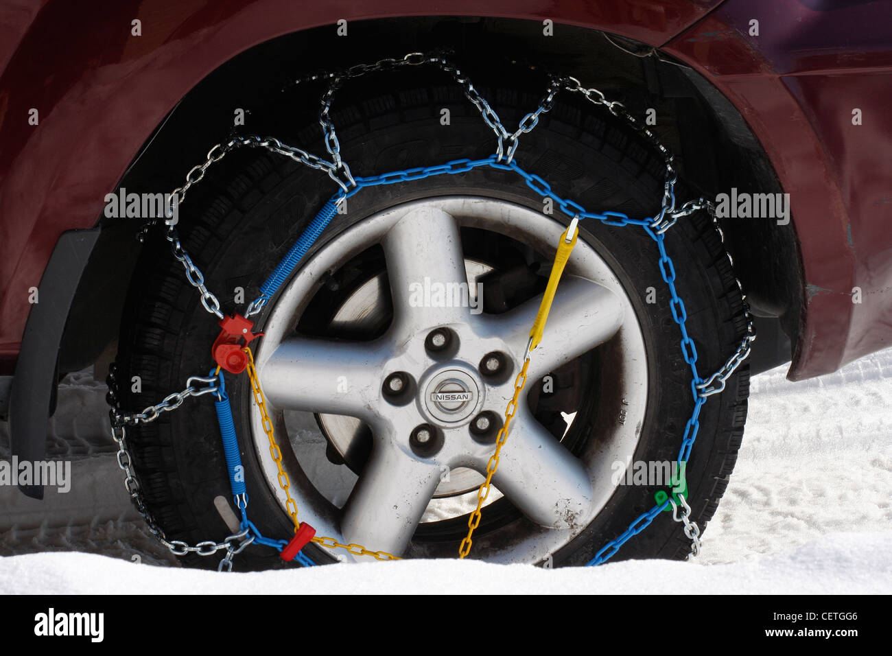 Schneeketten an den Rädern eines SUV 4wheel Drive Fahrzeug. Stockfoto