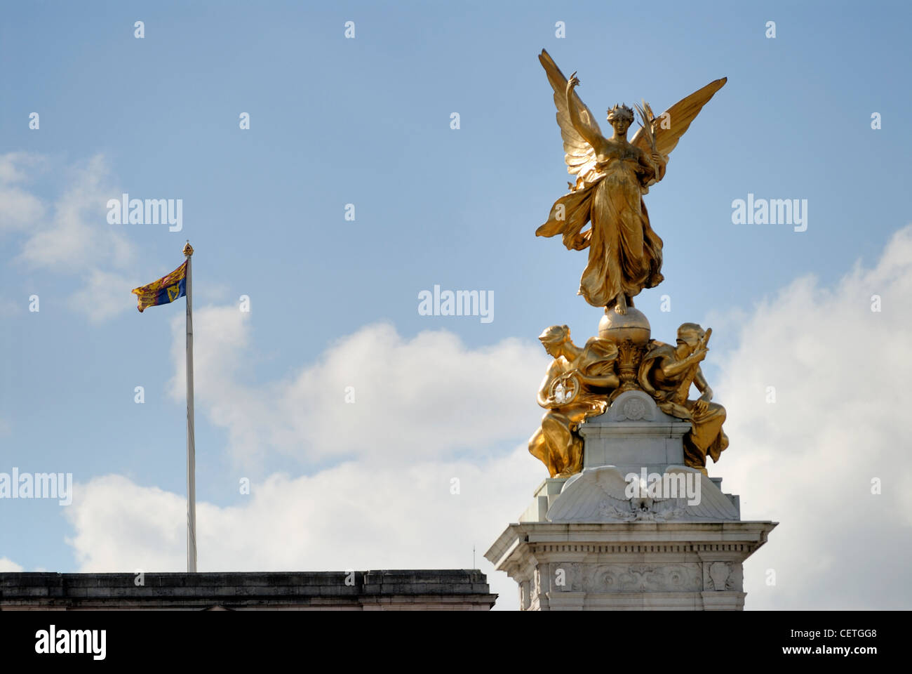 Queen Victoria Memorial und königliche Standarte. Das Victoria Memorial des Bildhauers Thomas Brock (1911) ist 82ft hoch mit einer Terra Stockfoto