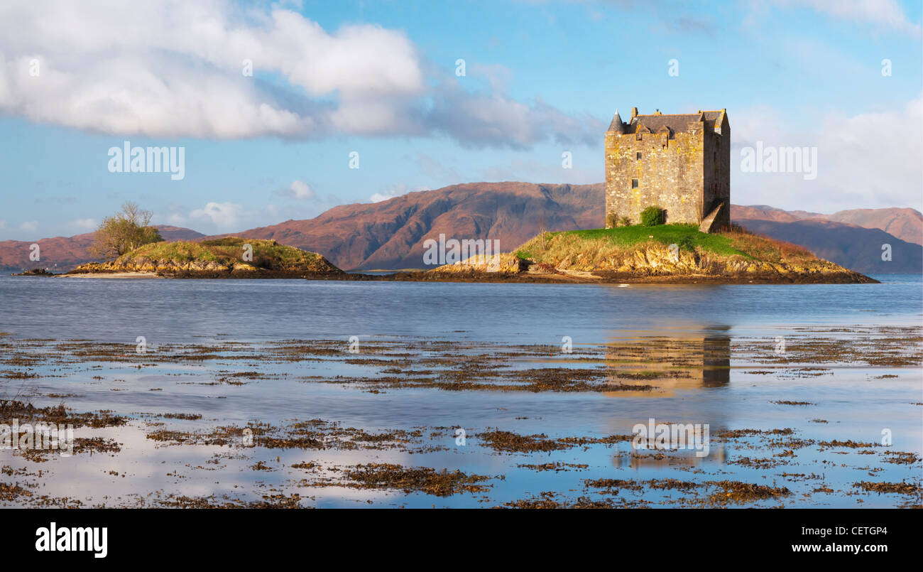 Ein Blick in Richtung Castle Stalker. Castle Stalker auf Gälisch, Stalcaire, d. h. Jäger oder Falkner, ist ursprünglich ha geglaubt Stockfoto