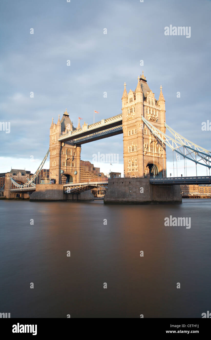 Ein Blick in Richtung Tower Bridge. Acht Jahren Bauzeit und die Arbeit von 432 Bauarbeitern, war Tower Bridge schließlich com Stockfoto