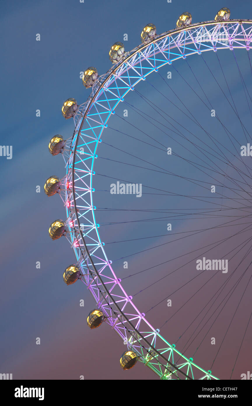 Das London Eye in Gay Pride Beleuchtung. Das London Eye können 800 Passagiere pro Umdrehung - Äquivalent zu 11 London rot z Stockfoto