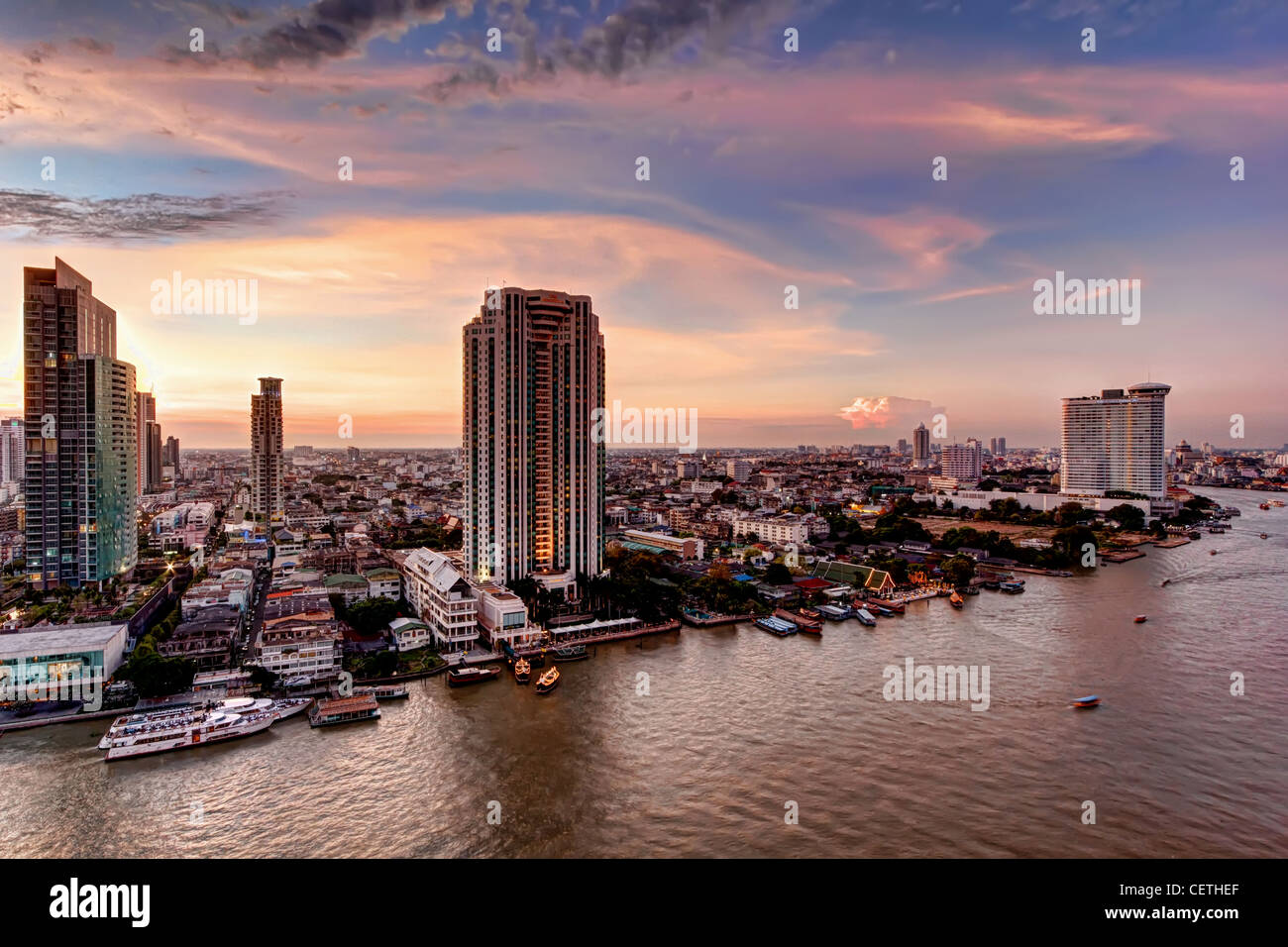 Markante neue Skyline Bangkoks Stockfoto