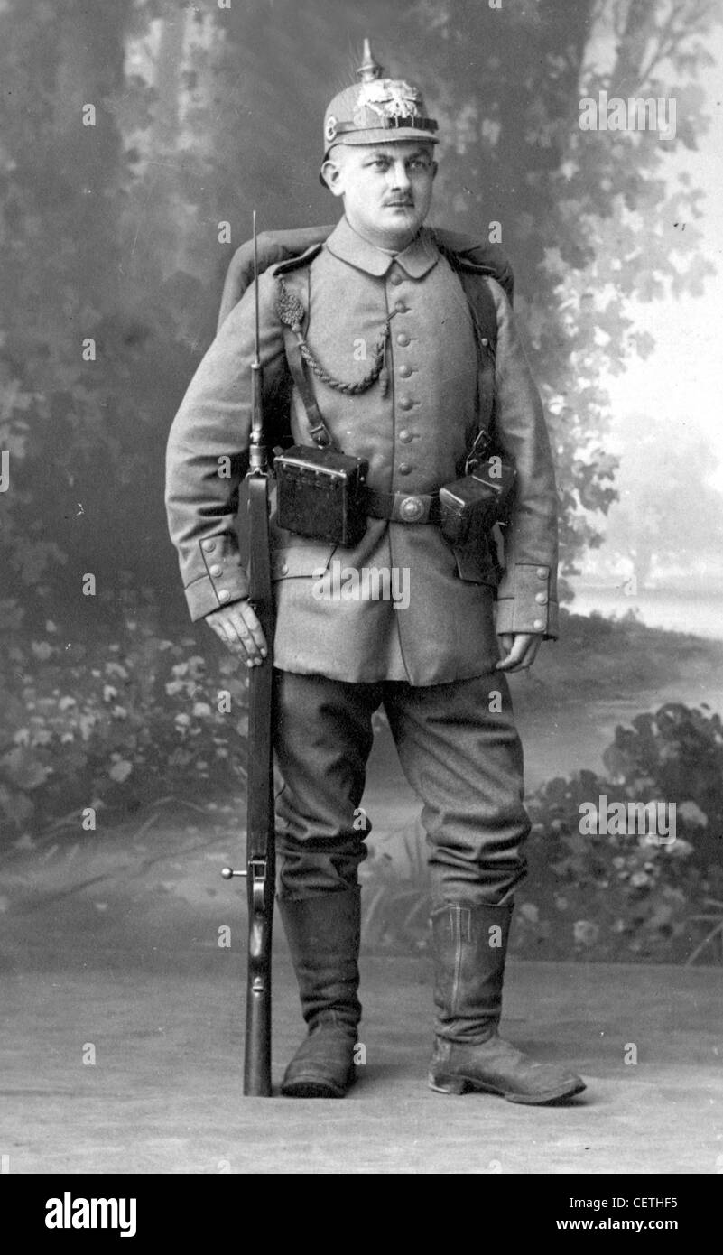 Deutschland. WW1 Soldat in voller Uniform mit Gewehr und Helm Stockfoto