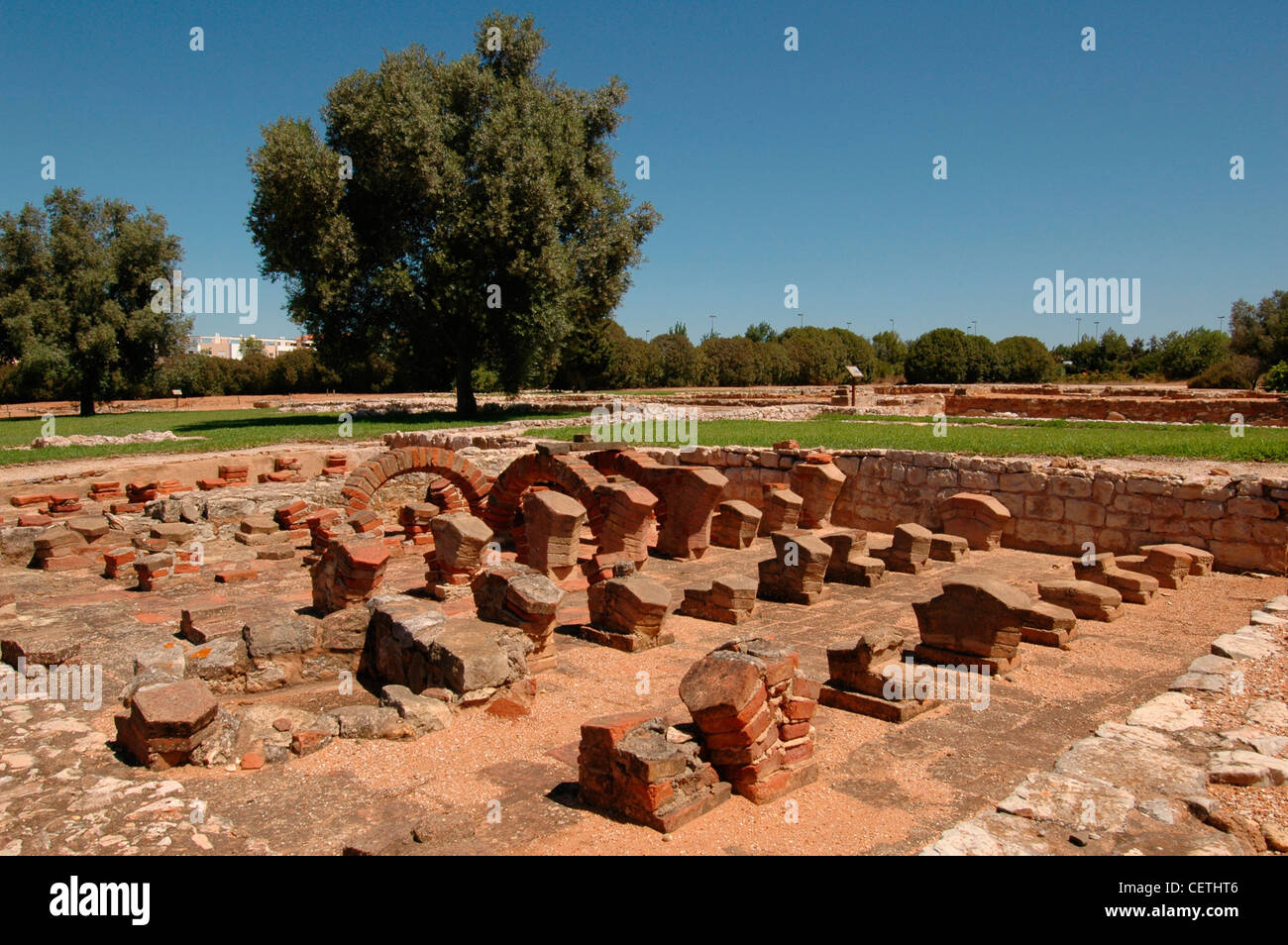 Ruinen von Tepidarium und Caldarium Badewanne Komplex an der Römischen Stätte von Cerro da Vila in der Nähe von Quarteira, in der Gemeinde von Loulé, Algarve, die südlichste Region Portugals Stockfoto