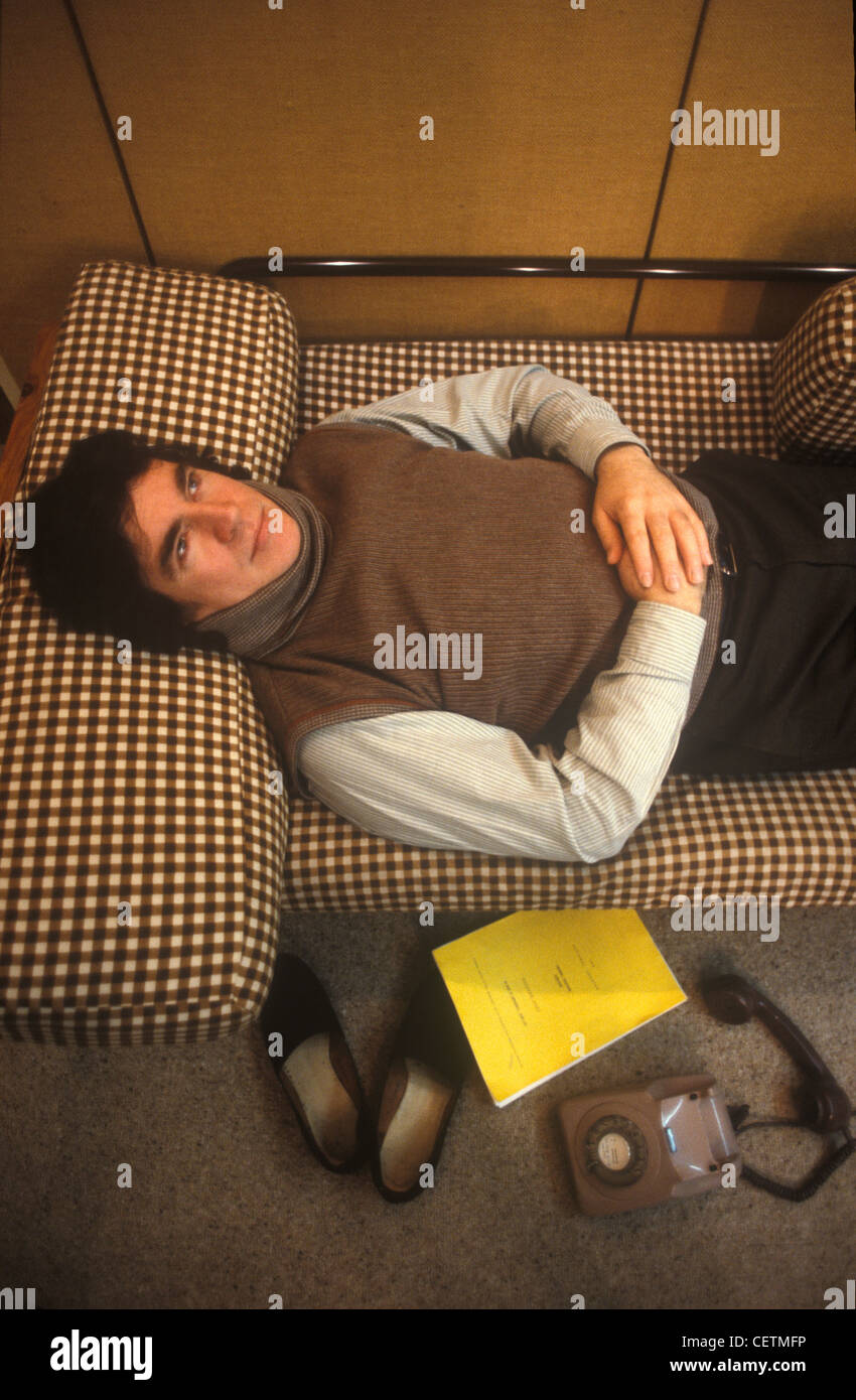 Alan Bates im Ankleidezimmer National Theatre, bevor Sie in Yonadab von Peter Shaffer 1980er London UK starren. HOMER SYKES Stockfoto