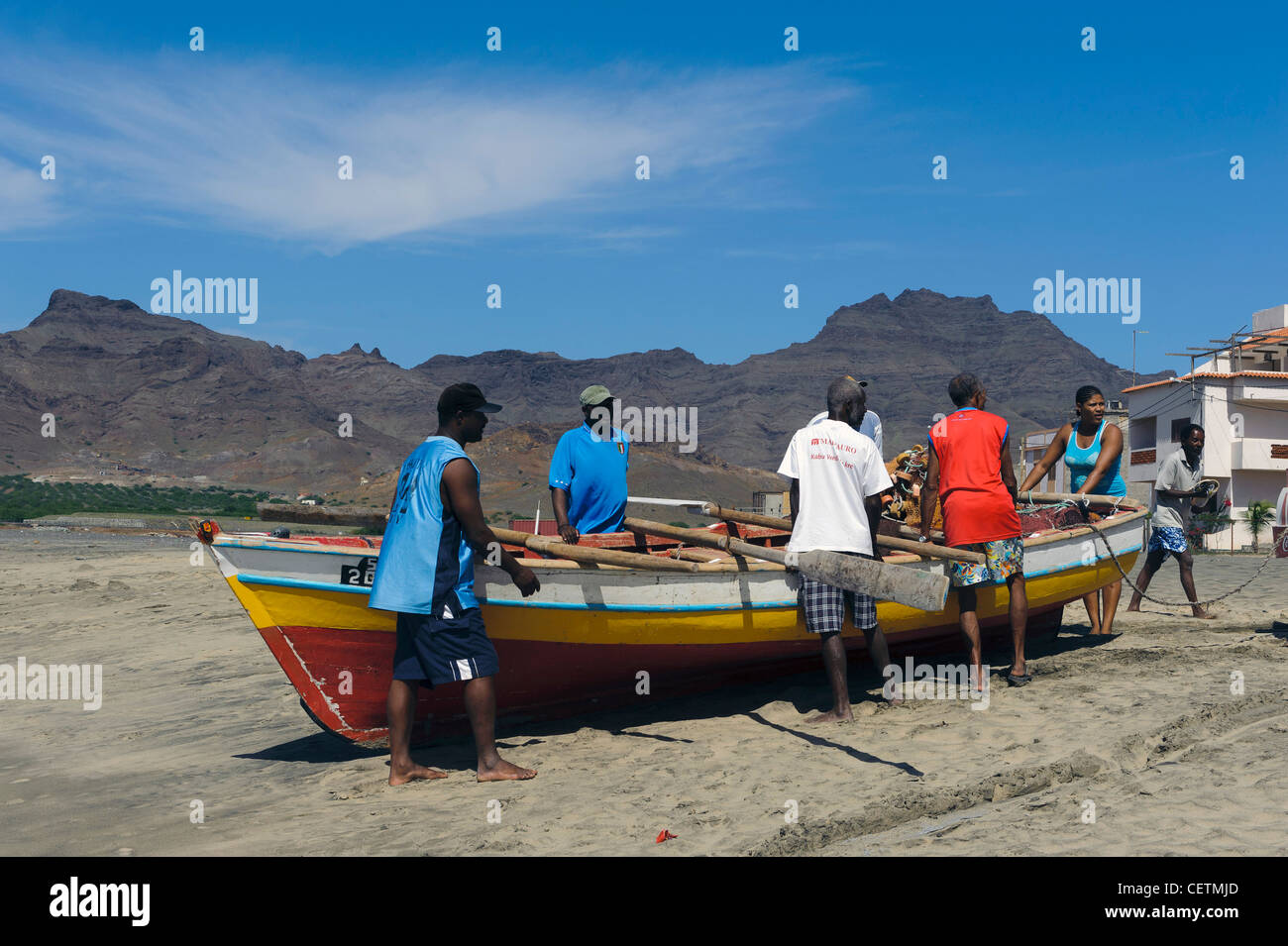 Fischer, Strand von Sao Pedro, Sao Vicente, Kap-Verde Inseln, Afrika Fischer am Strand von Sao Pedro, Sao Vicente Stockfoto
