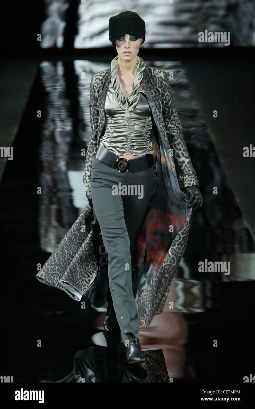 Armani Mailand Herbst Wintermodell dunkel lila und schwarzen Augen Make-up, tragen schwarze Hut, Knöchel Länge Leopard print Mantel Stockfoto