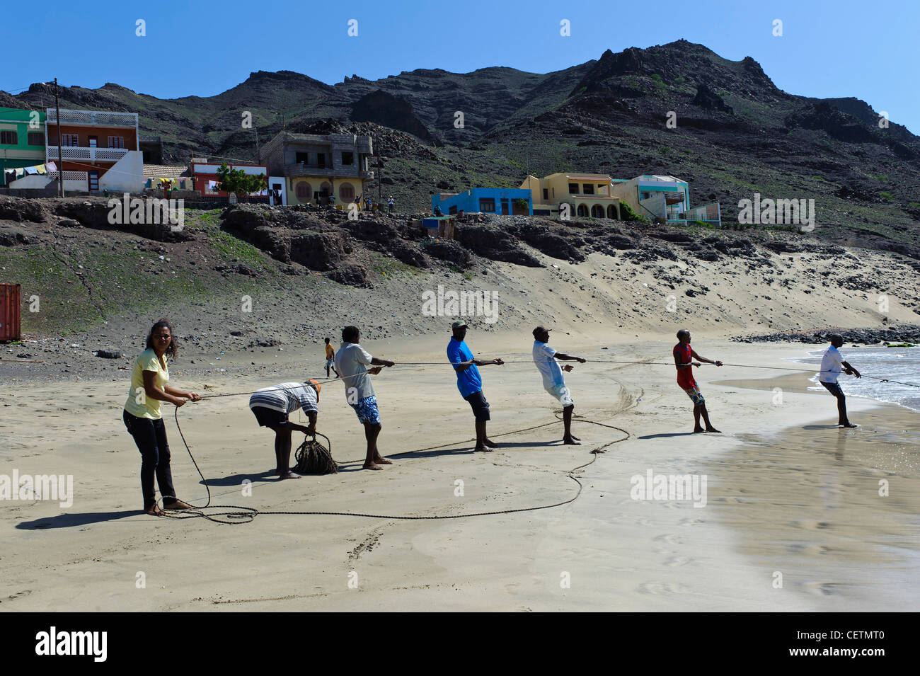 Fischer, Strand von Sao Pedro, Sao Vicente, Kap-Verde Inseln, Afrika Fischer am Strand von Sao Pedro, Sao Vicente Stockfoto