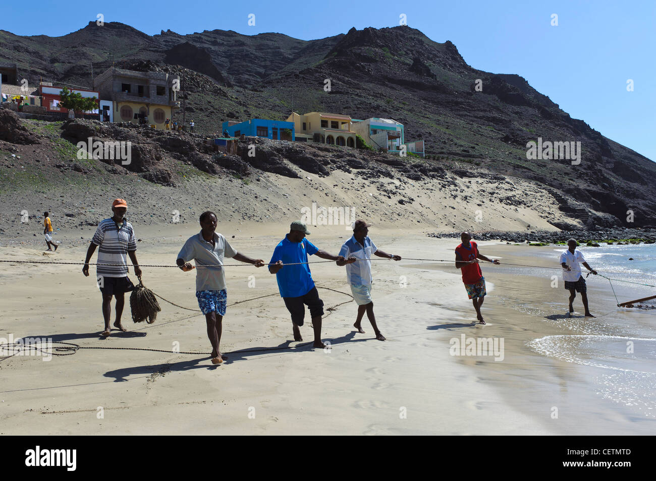 Fischer, Strand von Sao Pedro, Sao Vicente, Kap-Verde Inseln, Afrika Fischer am Strand von Sao Pedro, Sao Vicente Stockfoto
