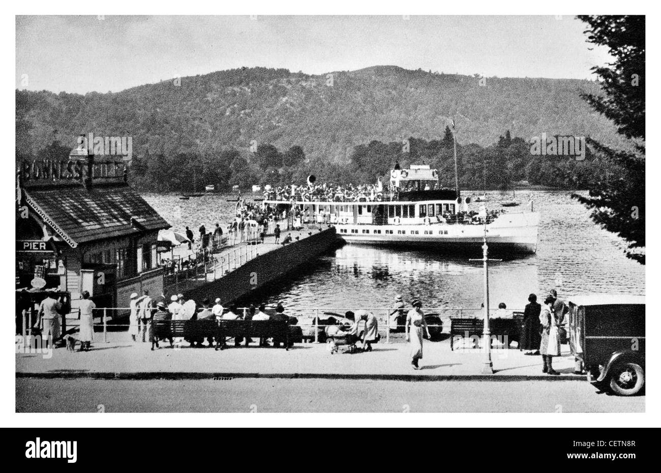 Bowness Promenade und Seebrücke mit der Teal Stockfoto
