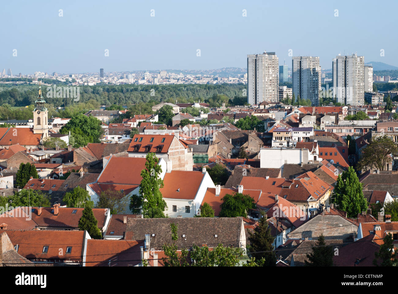 Belgrad: oben Blick auf die alte Zemun Quartal mit modernen Gebäuden am Horizont Stockfoto