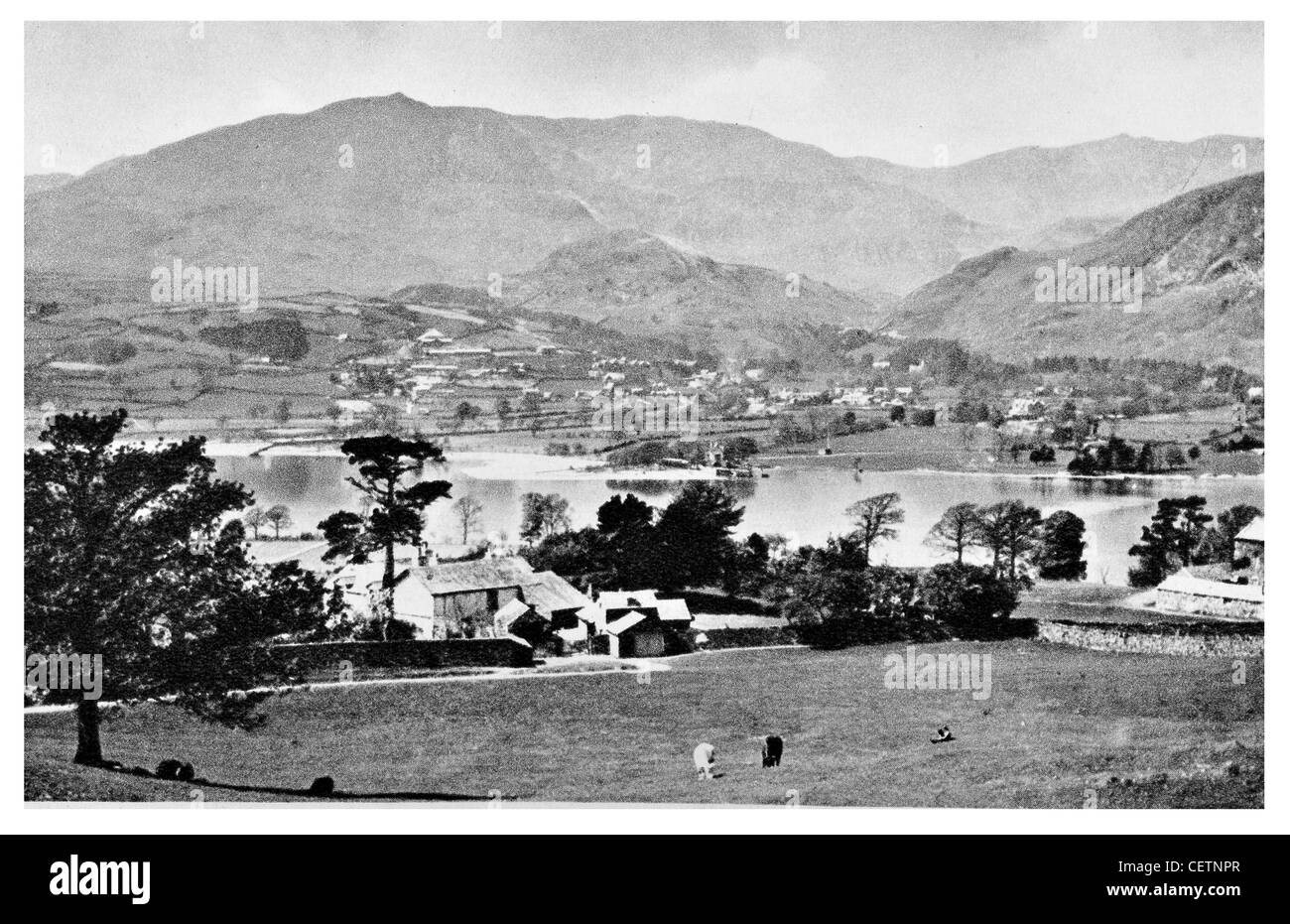 Coniston See und Dorf Stockfoto